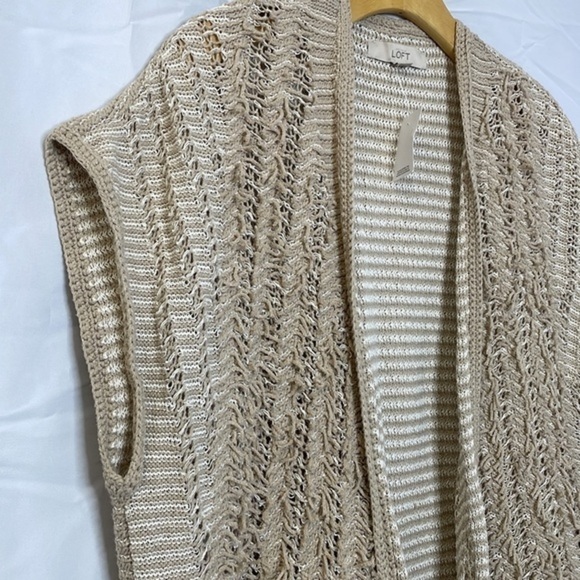 𝅺nwt Loft textured open front sleeveless cardigan.  Fringe. Tan & white. Medium - Picture 3 of 9